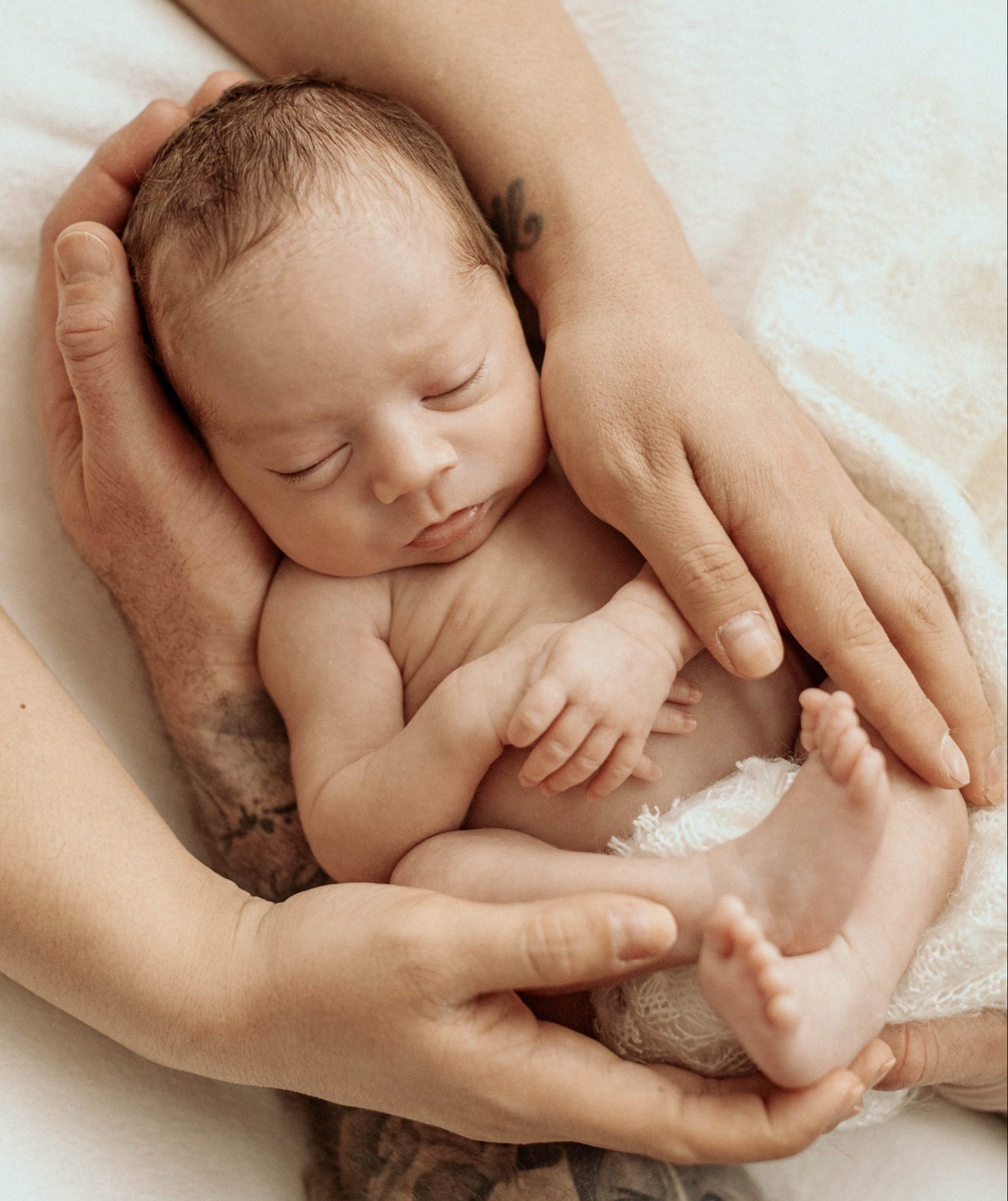 Snuggly baby in mom's hands. Newborn Photographer Alissa Saylor
