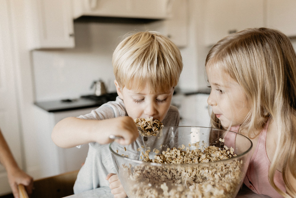 kids eating homemade granola during an in-home family session with Alissa Saylor